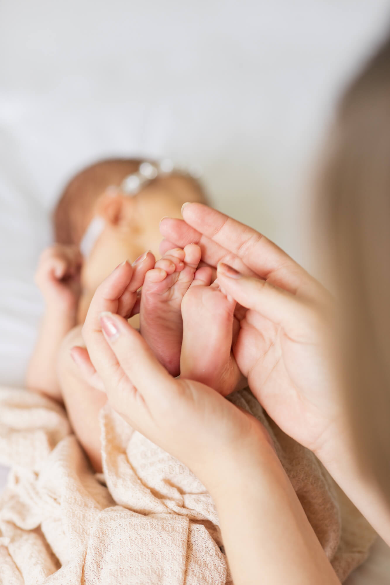mom holding the feet of her newborn baby girl birthing classes birmingham al